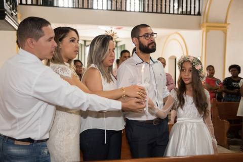 Família segurando a vela do batismo em Jacobina'