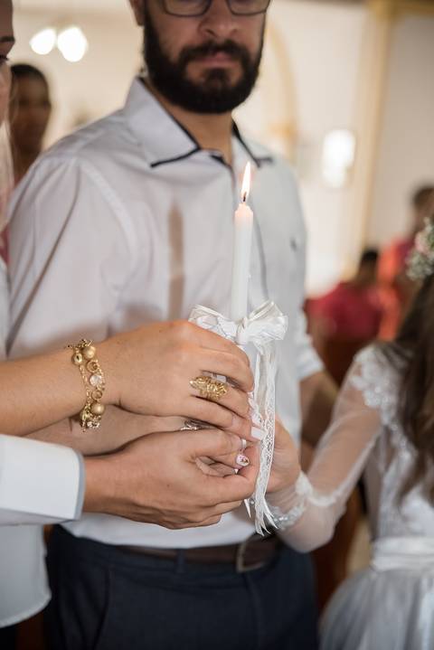 Família segurando a vela do batismo em Jacobina'