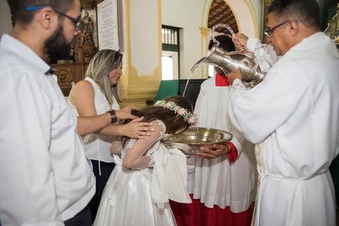 Padre João Zacarias batizando criança em Jacobina'