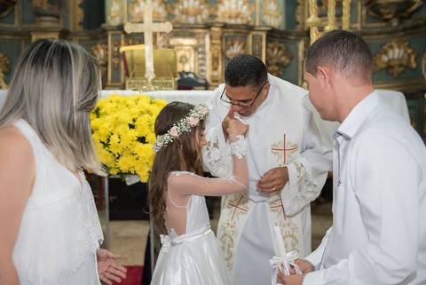 Padre João Zacarias na Igreja Matriz de Jacobina dando a benção após batizado'