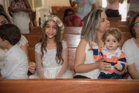 Criança esperando para ser batizada em Jacobina'