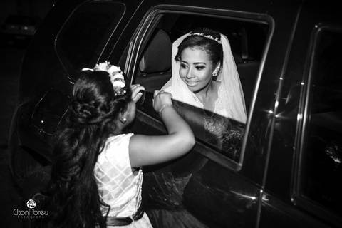 Daminha na porta carro com a noiva na cidade de Miguel Calmon Bahia'