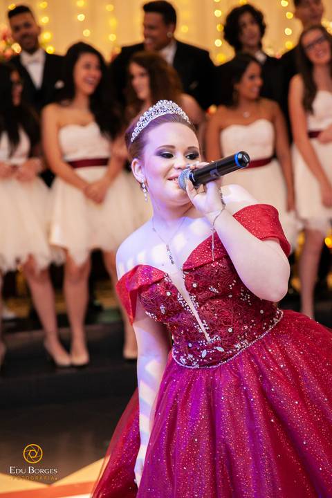 Debutante Bruna Cantando'