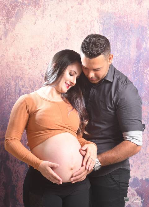 mãe e pai sorrindo para a filha'