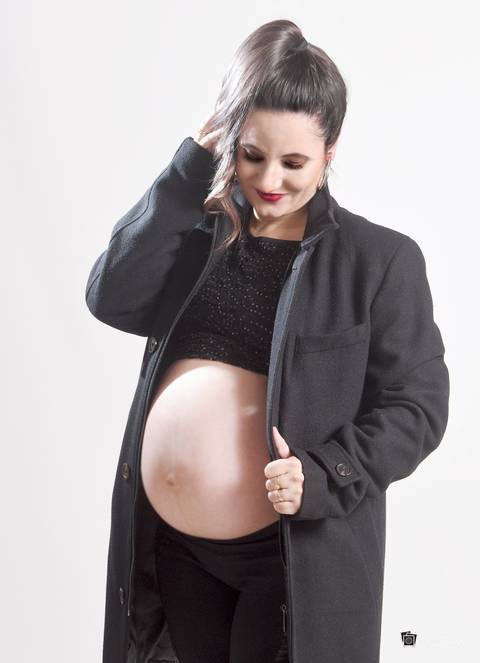 mãe estilosa em um look de tons escuros'