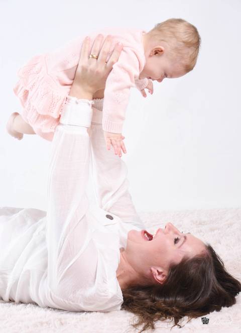 mãe brincando com a filha'