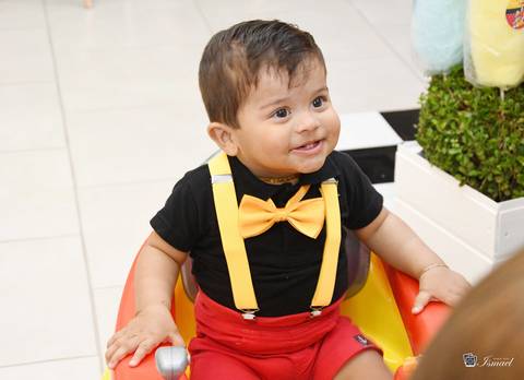 Miguel sorrindo para a mamãe'