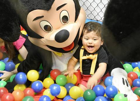 Miguel e o mascote da festa'