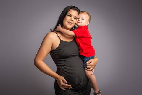 Ensaio gestante em Jaboticabal, Guariba, Monte Alto e Taquaritinga, fotógrafo profissional de maternidade, fotografia gestante em estúdio, ensaio gravidez artístico e delicado, estúdio fotográfico premium, atendimento acolhedor para gestantes no interior '