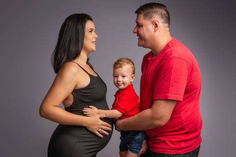 Ensaio gestante em Jaboticabal, Guariba, Monte Alto e Taquaritinga, fotógrafo profissional de maternidade, fotografia gestante em estúdio, ensaio gravidez artístico e delicado, estúdio fotográfico premium, atendimento acolhedor para gestantes no interior '