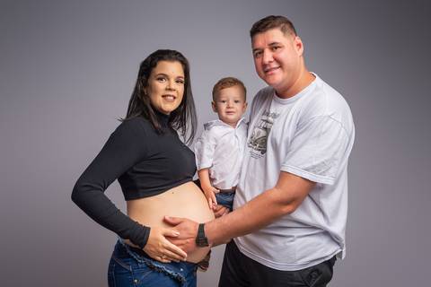 Ensaio gestante em Jaboticabal, Guariba, Monte Alto e Taquaritinga, fotógrafo profissional de maternidade, fotografia gestante em estúdio, ensaio gravidez artístico e delicado, estúdio fotográfico premium, atendimento acolhedor para gestantes no interior '