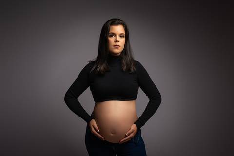 Ensaio gestante em Jaboticabal, Guariba, Monte Alto e Taquaritinga, fotógrafo profissional de maternidade, fotografia gestante em estúdio, ensaio gravidez artístico e delicado, estúdio fotográfico premium, atendimento acolhedor para gestantes no interior '