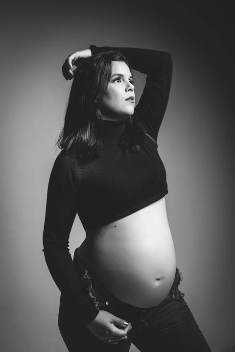 Ensaio gestante em Jaboticabal, Guariba, Monte Alto e Taquaritinga, fotógrafo profissional de maternidade, fotografia gestante em estúdio, ensaio gravidez artístico e delicado, estúdio fotográfico premium, atendimento acolhedor para gestantes no interior '