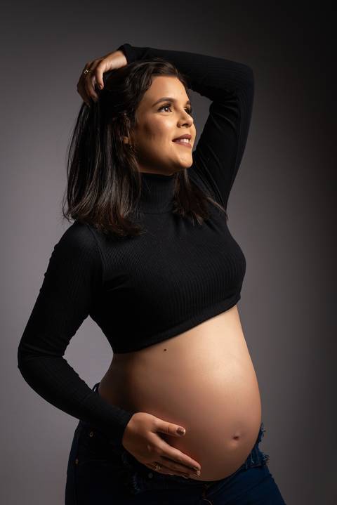 Ensaio gestante em Jaboticabal, Guariba, Monte Alto e Taquaritinga, fotógrafo profissional de maternidade, fotografia gestante em estúdio, ensaio gravidez artístico e delicado, estúdio fotográfico premium, atendimento acolhedor para gestantes no interior '