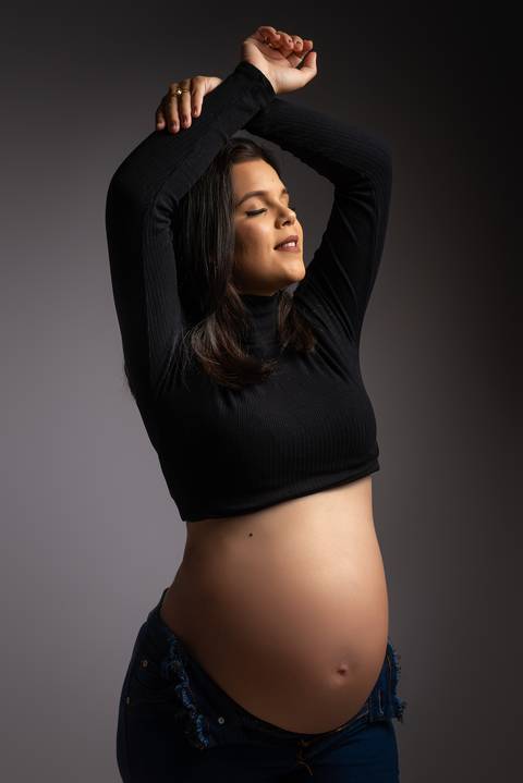 Ensaio gestante em Jaboticabal, Guariba, Monte Alto e Taquaritinga, fotógrafo profissional de maternidade, fotografia gestante em estúdio, ensaio gravidez artístico e delicado, estúdio fotográfico premium, atendimento acolhedor para gestantes no interior '