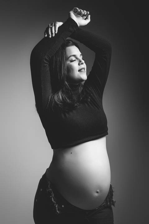 Ensaio gestante em Jaboticabal, Guariba, Monte Alto e Taquaritinga, fotógrafo profissional de maternidade, fotografia gestante em estúdio, ensaio gravidez artístico e delicado, estúdio fotográfico premium, atendimento acolhedor para gestantes no interior '