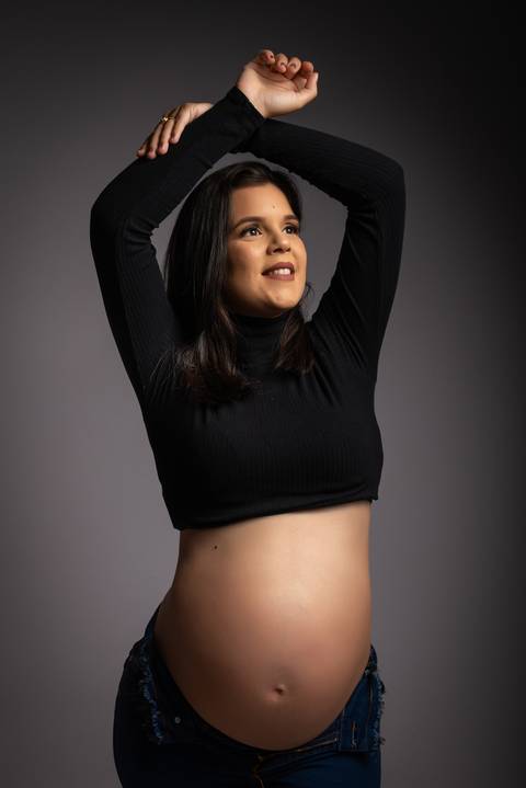 Ensaio gestante em Jaboticabal, Guariba, Monte Alto e Taquaritinga, fotógrafo profissional de maternidade, fotografia gestante em estúdio, ensaio gravidez artístico e delicado, estúdio fotográfico premium, atendimento acolhedor para gestantes no interior '