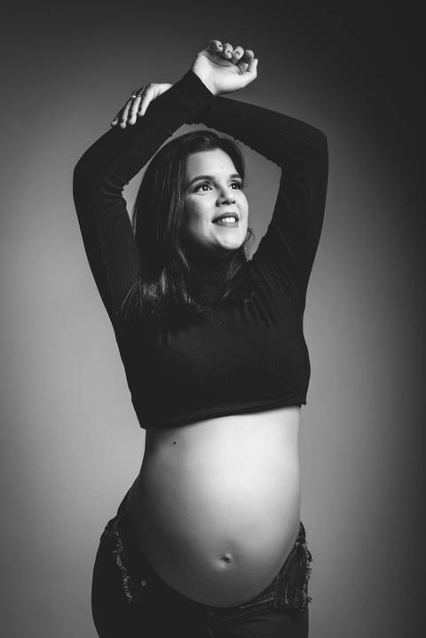 Ensaio gestante em Jaboticabal, Guariba, Monte Alto e Taquaritinga, fotógrafo profissional de maternidade, fotografia gestante em estúdio, ensaio gravidez artístico e delicado, estúdio fotográfico premium, atendimento acolhedor para gestantes no interior '