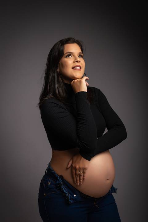 Ensaio gestante em Jaboticabal, Guariba, Monte Alto e Taquaritinga, fotógrafo profissional de maternidade, fotografia gestante em estúdio, ensaio gravidez artístico e delicado, estúdio fotográfico premium, atendimento acolhedor para gestantes no interior '