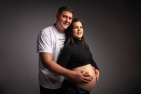 Ensaio gestante em Jaboticabal, Guariba, Monte Alto e Taquaritinga, fotógrafo profissional de maternidade, fotografia gestante em estúdio, ensaio gravidez artístico e delicado, estúdio fotográfico premium, atendimento acolhedor para gestantes no interior '