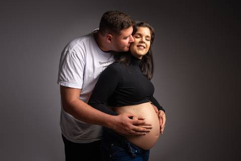 Ensaio gestante em Jaboticabal, Guariba, Monte Alto e Taquaritinga, fotógrafo profissional de maternidade, fotografia gestante em estúdio, ensaio gravidez artístico e delicado, estúdio fotográfico premium, atendimento acolhedor para gestantes no interior '