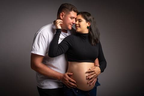 Ensaio gestante em Jaboticabal, Guariba, Monte Alto e Taquaritinga, fotógrafo profissional de maternidade, fotografia gestante em estúdio, ensaio gravidez artístico e delicado, estúdio fotográfico premium, atendimento acolhedor para gestantes no interior '