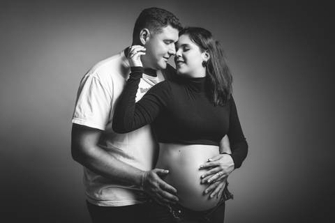 Ensaio gestante em Jaboticabal, Guariba, Monte Alto e Taquaritinga, fotógrafo profissional de maternidade, fotografia gestante em estúdio, ensaio gravidez artístico e delicado, estúdio fotográfico premium, atendimento acolhedor para gestantes no interior '