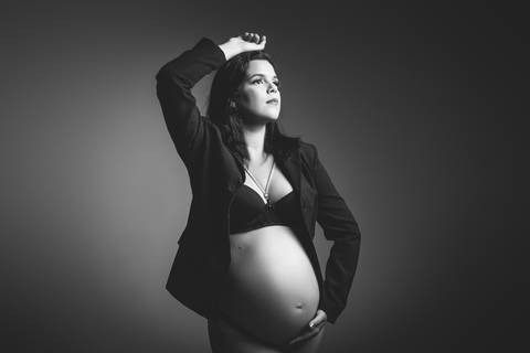 Ensaio gestante em Jaboticabal, Guariba, Monte Alto e Taquaritinga, fotógrafo profissional de maternidade, fotografia gestante em estúdio, ensaio gravidez artístico e delicado, estúdio fotográfico premium, atendimento acolhedor para gestantes no interior '