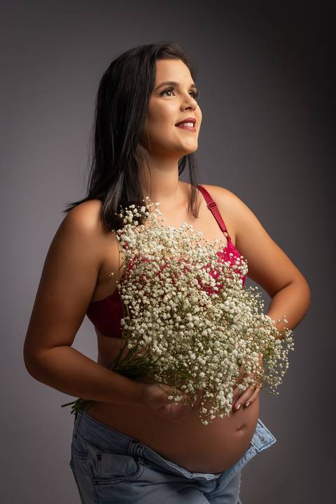 Ensaio gestante em Jaboticabal, Guariba, Monte Alto e Taquaritinga, fotógrafo profissional de maternidade, fotografia gestante em estúdio, ensaio gravidez artístico e delicado, estúdio fotográfico premium, atendimento acolhedor para gestantes no interior '