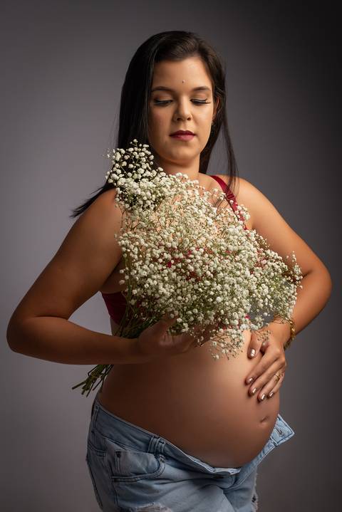 Ensaio gestante em Jaboticabal, Guariba, Monte Alto e Taquaritinga, fotógrafo profissional de maternidade, fotografia gestante em estúdio, ensaio gravidez artístico e delicado, estúdio fotográfico premium, atendimento acolhedor para gestantes no interior '