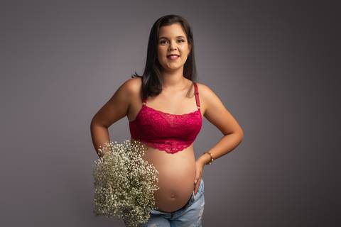 Ensaio gestante em Jaboticabal, Guariba, Monte Alto e Taquaritinga, fotógrafo profissional de maternidade, fotografia gestante em estúdio, ensaio gravidez artístico e delicado, estúdio fotográfico premium, atendimento acolhedor para gestantes no interior '