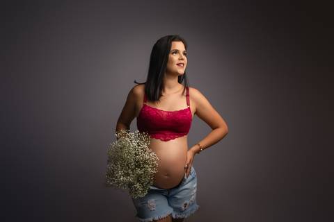 Ensaio gestante em Jaboticabal, Guariba, Monte Alto e Taquaritinga, fotógrafo profissional de maternidade, fotografia gestante em estúdio, ensaio gravidez artístico e delicado, estúdio fotográfico premium, atendimento acolhedor para gestantes no interior '