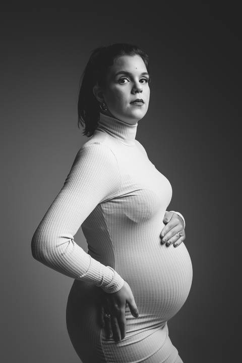 Ensaio gestante em Jaboticabal, Guariba, Monte Alto e Taquaritinga, fotógrafo profissional de maternidade, fotografia gestante em estúdio, ensaio gravidez artístico e delicado, estúdio fotográfico premium, atendimento acolhedor para gestantes no interior '