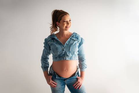 fotografia de gestante em estúdio Jaboticabal, gravida, gestante, 32 semanas de gestação, ensaio gestante jeans'
