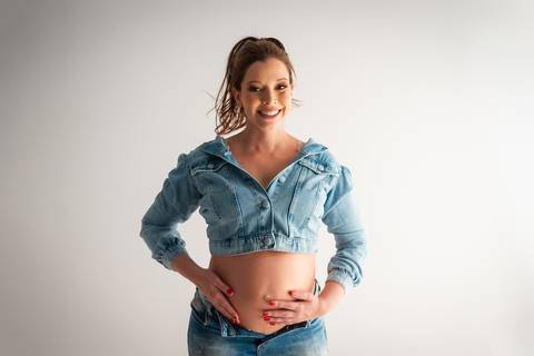 fotografia de gestante em estúdio Jaboticabal, gravida, gestante, 32 semanas de gestação, ensaio gestante jeans'