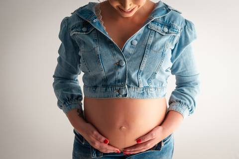 fotografia de gestante em estúdio Jaboticabal, gravida, gestante, 32 semanas de gestação, ensaio gestante jeans'