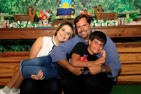 foto de família no Buffet Terra do Nunca'