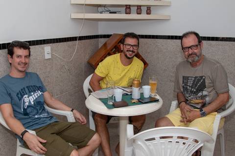 aniversario graça neves festa comida bebida bolo família amigos presentes alegria foto fotografia de adultos aniversário parabéns comemoração velas docinhos salgadinhos'