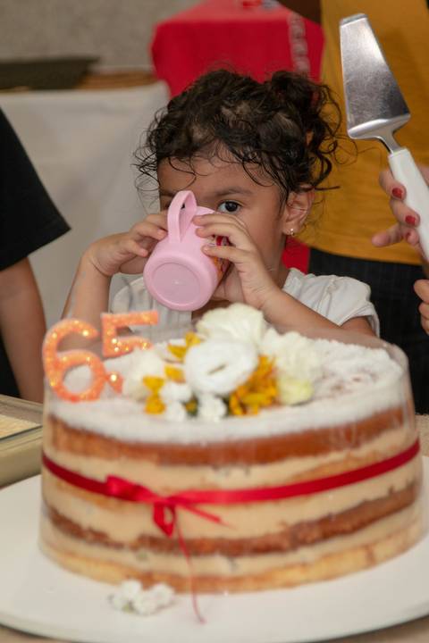 aniversario graça neves festa comida bebida bolo família amigos presentes alegria foto fotografia de adultos aniversário parabéns comemoração velas docinhos salgadinhos'