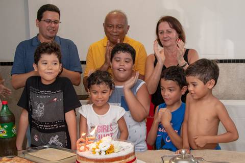 aniversario graça neves festa comida bebida bolo família amigos presentes alegria foto fotografia de adultos aniversário parabéns comemoração velas docinhos salgadinhos'