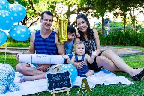 ensaio infantil 1 ano aniversário antônio criança menino bolo parque família diversão'