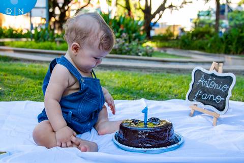 ensaio infantil 1 ano aniversário antônio criança menino bolo parque família diversão'