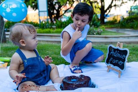 ensaio infantil 1 ano aniversário antônio criança menino bolo parque família diversão'
