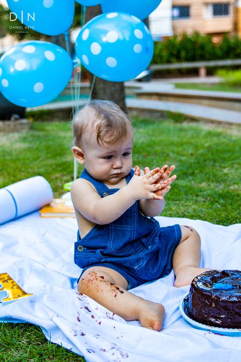 ensaio infantil 1 ano aniversário antônio criança menino bolo parque família diversão'