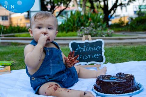 ensaio infantil 1 ano aniversário antônio criança menino bolo parque família diversão'