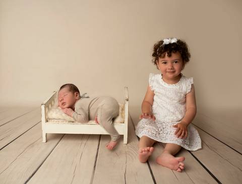 Esta imagem é uma montagem de duas fotos, pois a mana de 2 anos não queria tirar foto com o bebé :D 
'