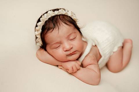 Sessão newborn em Lisboa com luz suave e estilo minimalista.'
