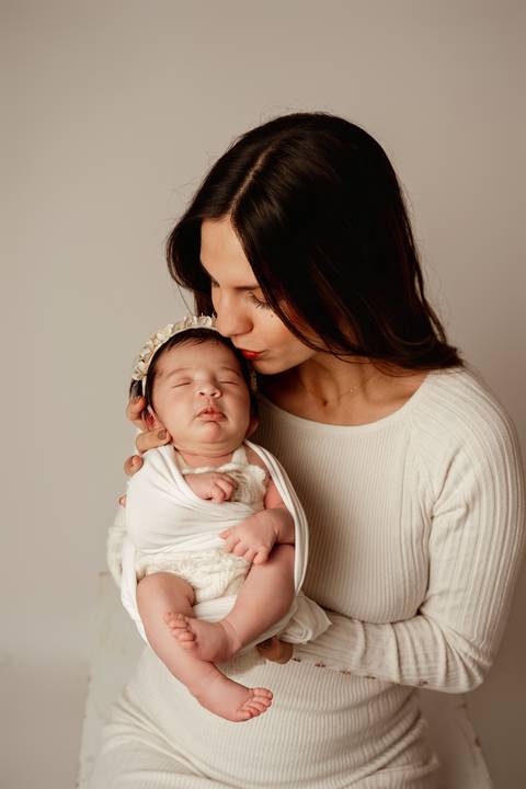 Fotografia de mãe e bebé em Lisboa. Momentos de ligação e carinho.'