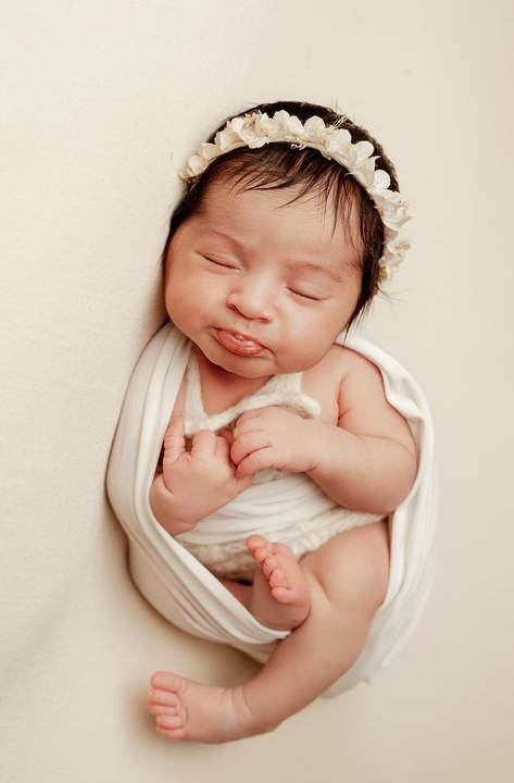 Sessão newborn em Lisboa com luz suave e estilo minimalista.'