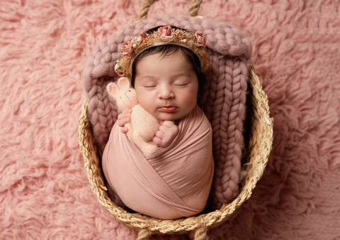 Fotografia newborn em Lisboa com foco na expressão e delicadeza do bebé.'